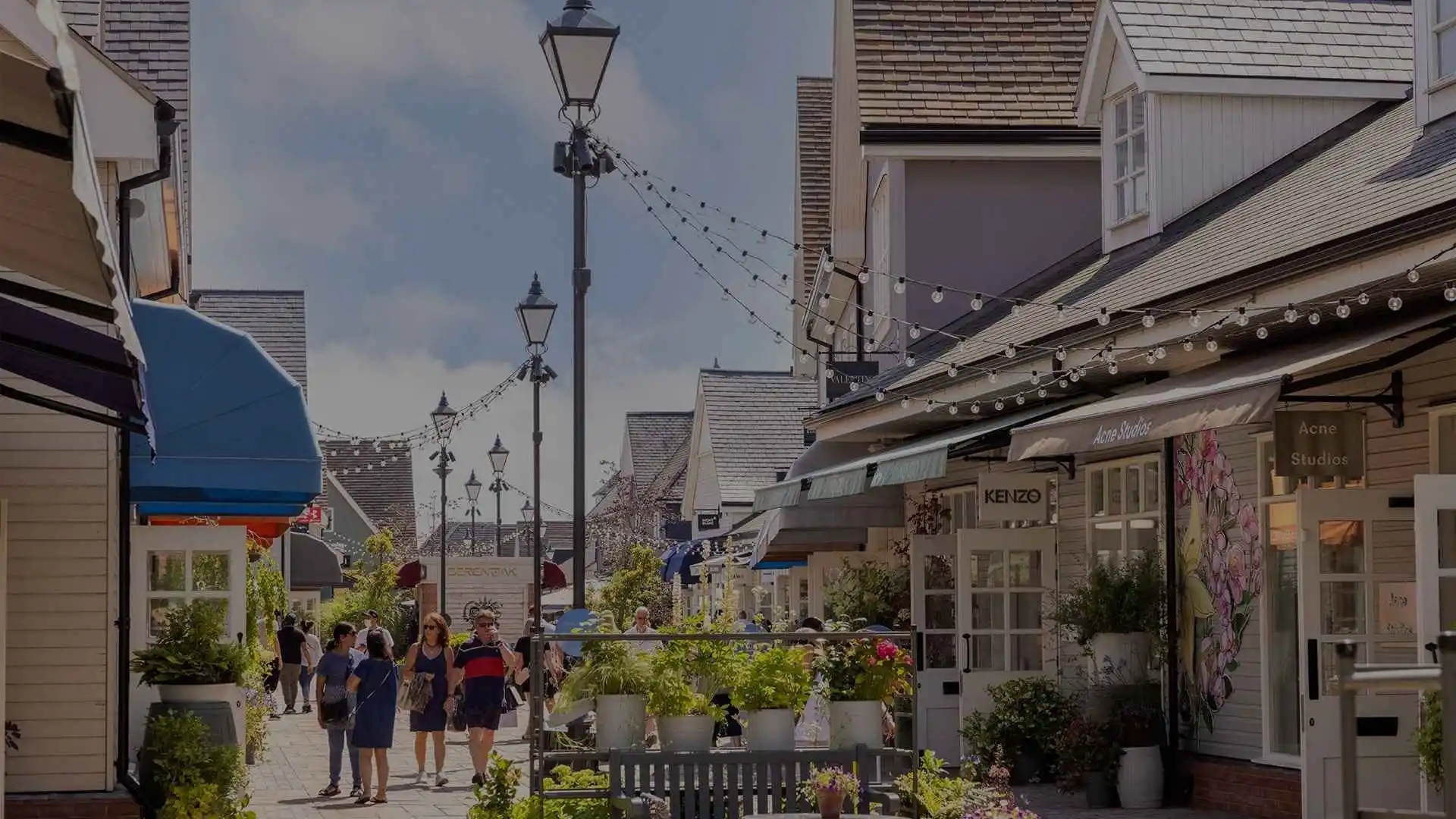 Pedestrian promenade and boutique shops at Bicester Village, walkable without a car