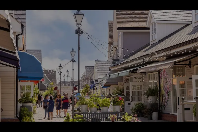 Pedestrian shopping and dining boulevard in Bicester Village