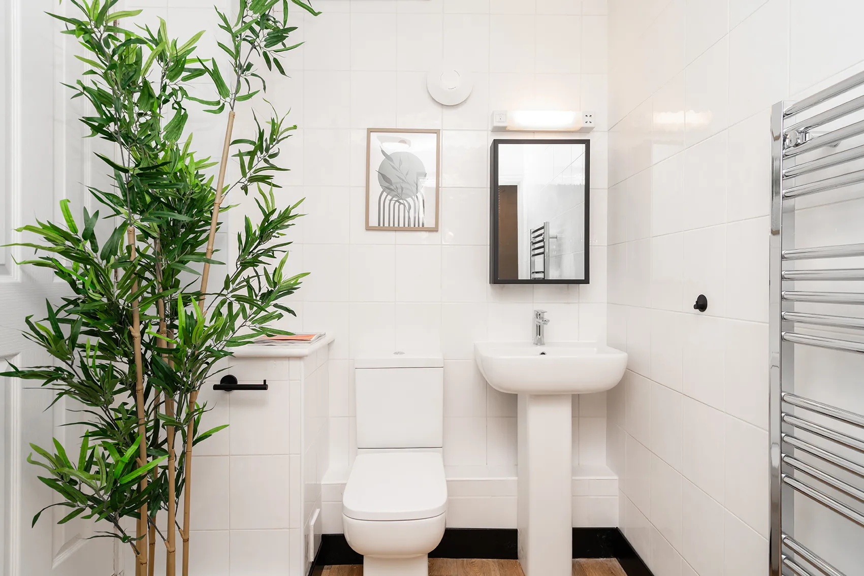 Modern private en-suite bathroom at Wise Court corporate accommodation in Bicester